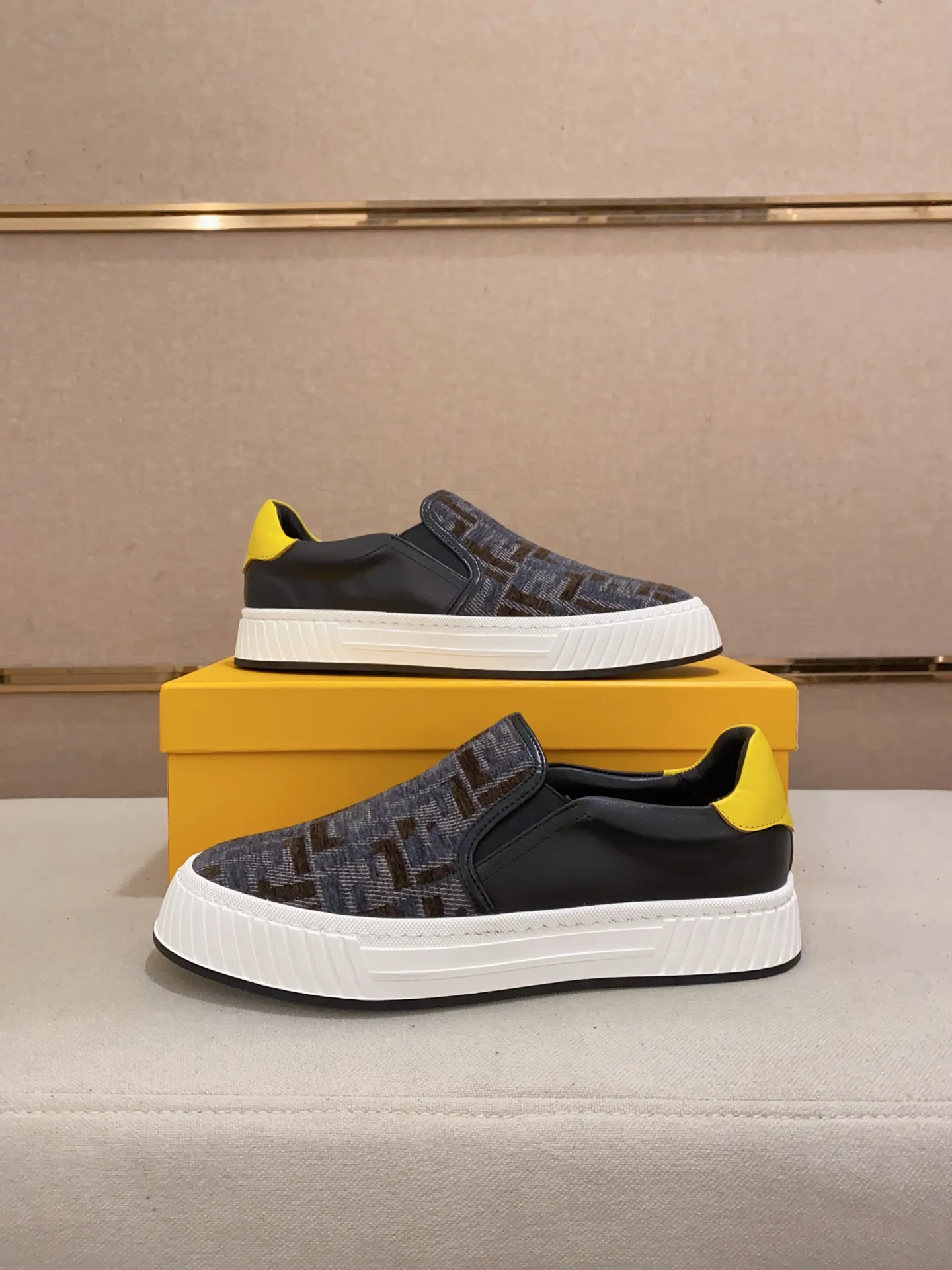 Men's shoes 💰 400💰 (fendi) New style 👊🏻 upper 🇮🇹 imported cowhide fabric 🇩🇪 lining imported sheepskin lining. The original outsole is molded to highlight the identity of every man, and the upper foot is elegant and stable🚶🏻🚶🏻The high-end custom counters reproduce the original version📯No matter the wind or rain, the shoe last remains unchanged and can withstand the verification of time🔍️,🔵 Size: 38-44